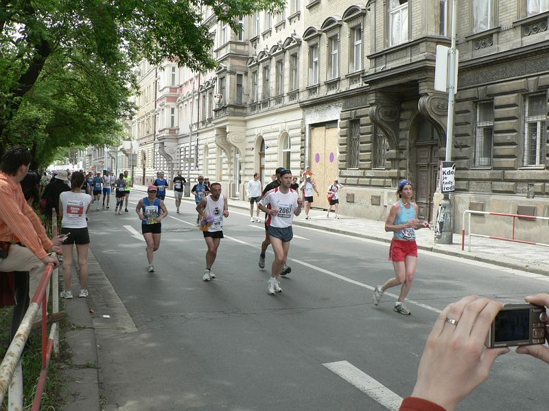 Maraton09 161.jpg - Konečně se mi povedla vyfotit Ptáčníka a hned za ním už běží Kroci s Hanzem.